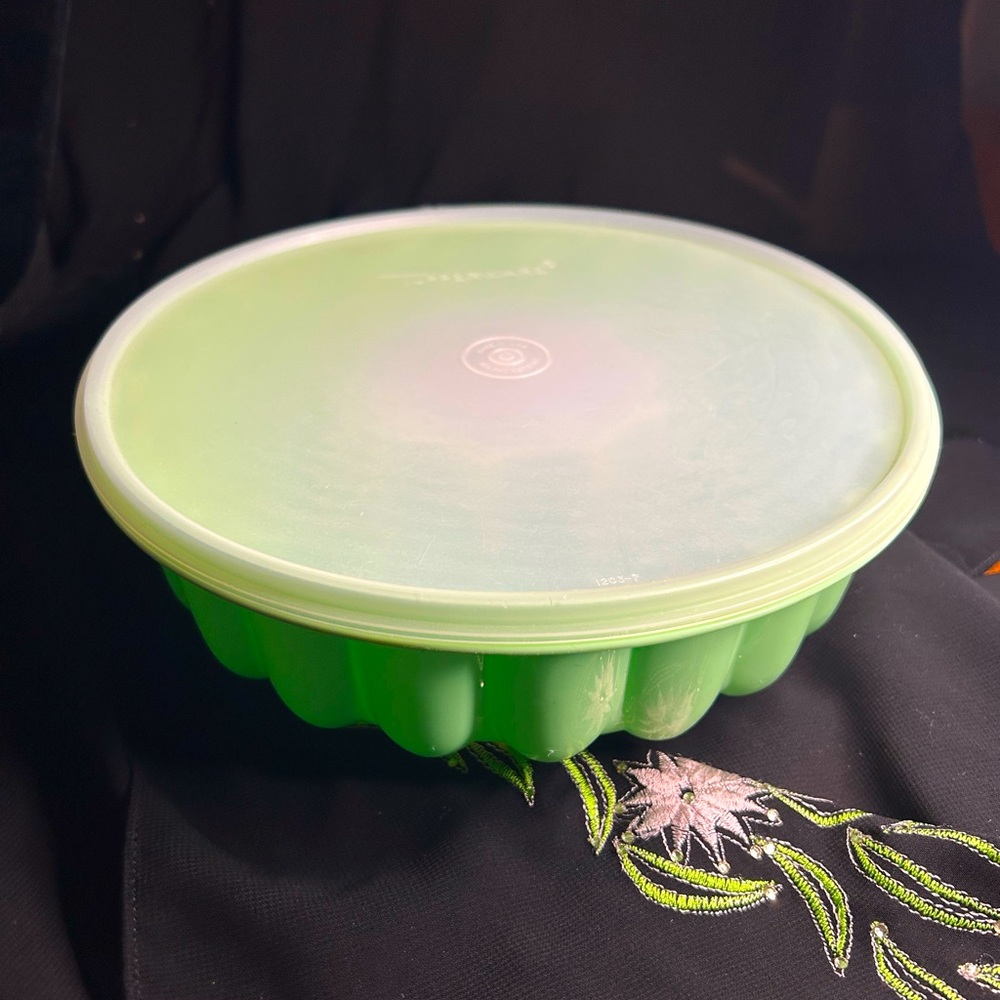 TUPPERWARE VTG Seafoam Green Jello Mold. Clean no stains.